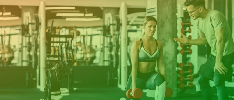 MAN-TRAINING-WOMAN-DOING-LUNGE